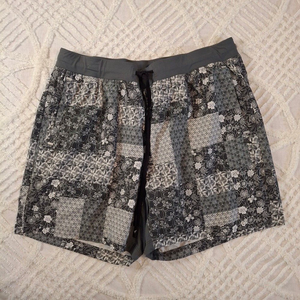 Tommy Bahama Mens Large Gray Patchwork Hybrid Active Shorts Built-in Mesh Liner